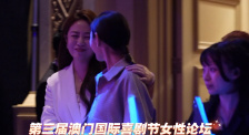 美女被摸胸动漫